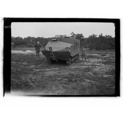 [Mise à l'épreuve d'un prototype de char Schneider à Vincennes, juillet 1916.]