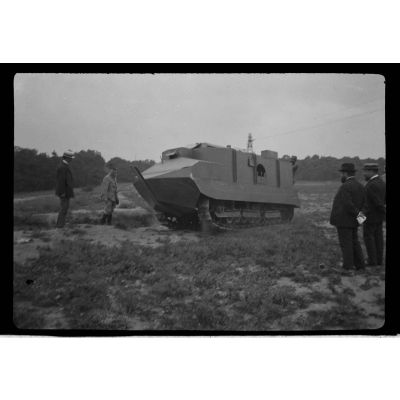 [Essai d'un prototype de char Schneider devant Albert Thomas et d'autres autorités à Vincennes, juillet 1916.]