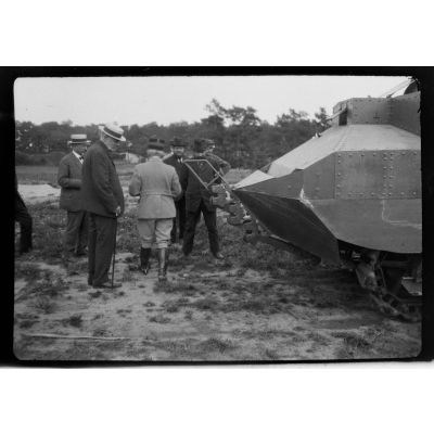[Expérimentation d'un système de scies installées à l'avant d'un prototype de char Schneider lors d'essais à Vincennes, juillet 1916.]
