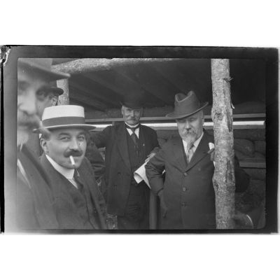 [Portrait de Raymond Poincaré entouré d'autorités civiles lors d'une visite à Mailly-le-Camp, s.d.]