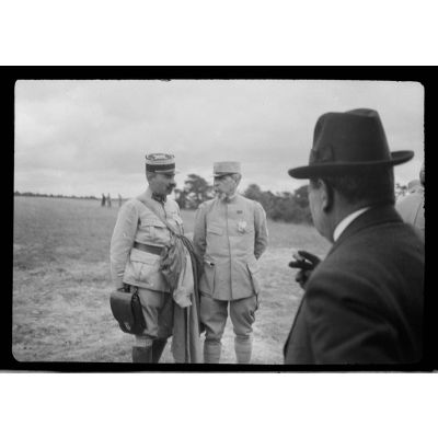 [Général s'entretenant avec un lieutenant-colonel lors d'une visite officielle à Mailly-le-Camp, s.d.]