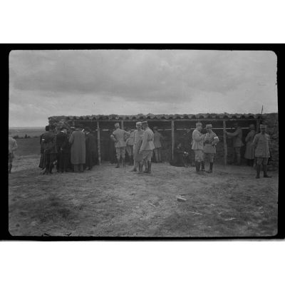 [Autorités civiles et militaires regroupées devant un abri à Mailly-le-Camp lors d'une visite, s.d.]