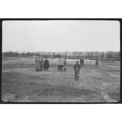 [Autorités militaires devant un réseau de barbelés lors d'une expérimentation à Vincennes, juillet 1916.]