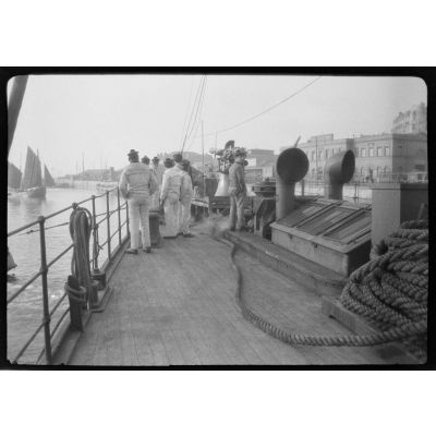 [Matelots français ou anglo-saxons sur le pont d'un navire entrant dans un port, s.d.]