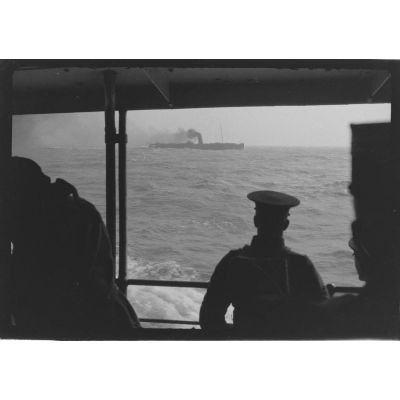[Passage d'un paquebot à proximité d'un navire militaire anglo-saxon, s.d.]