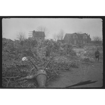 [Visite des débris du Zeppelin écarsé sur Compiègne le 17 mars 1917, s.d.]