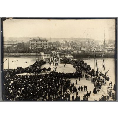 Panorama d'une grande revue militaire sur le quai Gambetta à Boulogne-sur-Mer, voir l'immatriculation du bateau StVss 2205. [légende d'origine]