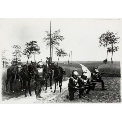 Cavalerie, Arme blindée - Trois soldats du 12e RC visent avec leurs fusils lors d'une manœuvre. [légende d'origine]
