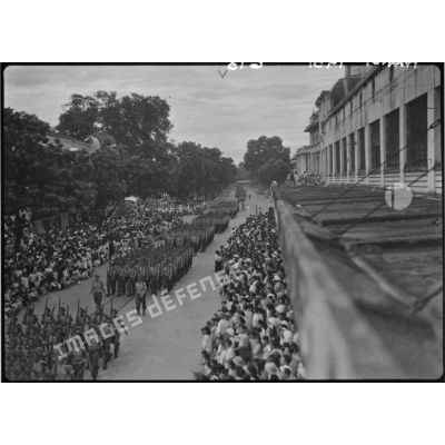 Les troupes du défilé du 14 juillet 1951 à Hanoï.