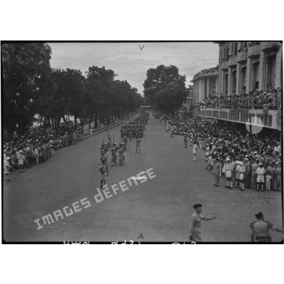 Les troupes du défilé du 14 juillet 1951 à Hanoï.