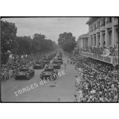 Défilé de chars M24 Chaffee le 14 juillet 1951 à Hanoï.