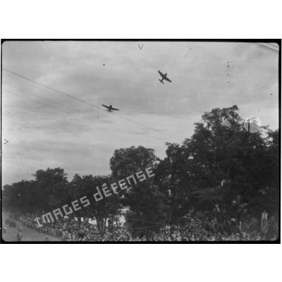 Avions des unités aériennes défilant  le 14 juillet 1951 à Hanoï.