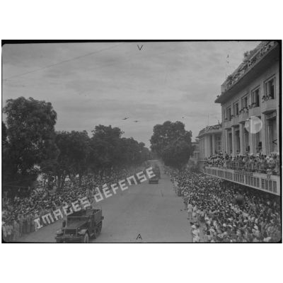 Half-track et automitrailleuses lors du défilé du 14 juillet 1951 à Hanoï.