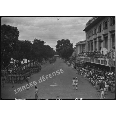Défilé des troupes le 14 juillet 1951 à Hanoï.