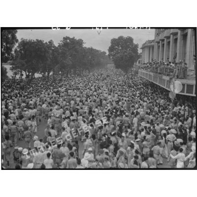 Foule venue assister au défilé du 14 juillet 1951 à Hanoï.