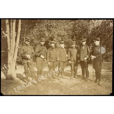 [Manoeuvres militaires à Choisy-le-Roi en 1909. Groupe d'officiers].