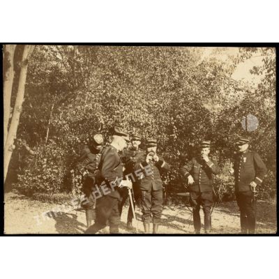 [Manoeuvres militaires à Choisy-le-Roi en 1909. Groupe d'officiers].