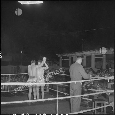 Combat de boxe dans le cadre de la kermesse organisée au profit des oeuvres de l'asile Saint Antoine.