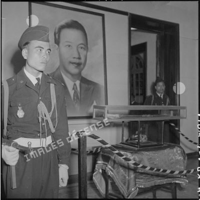 Les insignes impériaux vietnamiens, remis au chef de l'Etat du Vietnam M. Bao Dai par le général de Linarès, sont placés sous haute sécurité.