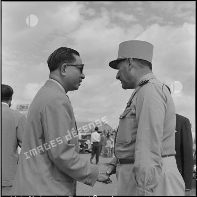 Le général de Berchoux et Pham Van Binh, nouveau gouverneur du Nord-Vietnam, à l'arrivée de ce dernier à Hanoï.
