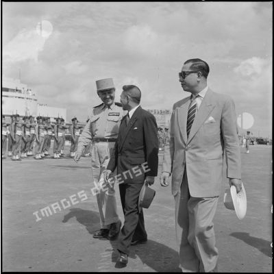 Arrivée de Pham Van Binh, gouverneur du Nord-Vietnam, à Hanoï.