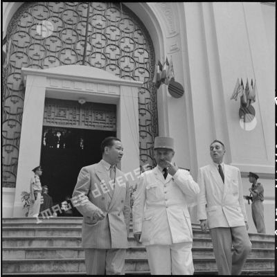 Pham Van Binh et le général de Berchoux devant l'université d'Hanoï.