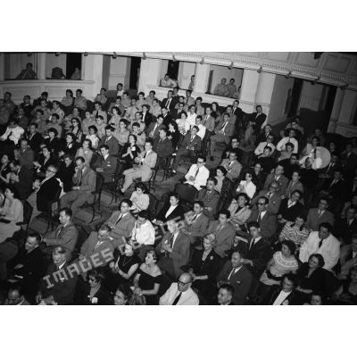 Applaudissements des spectateurs lors d'une représentation au théâtre municipal d'Hanoï.