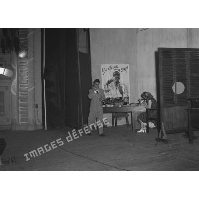 Deux comédiens sur scène lors d'une représentation au théâtre municipal d'Hanoï.