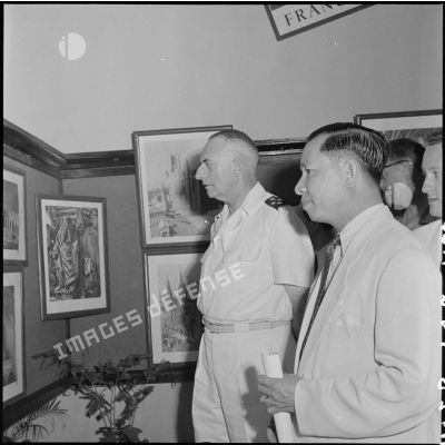 Le général de Linarès et M. Pham Van Binh à l'inauguration de l'exposition "L'art sacré en France".