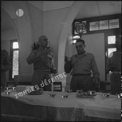 Le général Stehle et un officier à la réunion des AET (Anciens enfants de troupe) à la maison des combattants.