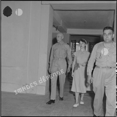 Le général Stehle et une jeune femme dans un bâtiment à l'occasion de la réunion des AET (Anciens enfants de troupe) à la maison des combattants.