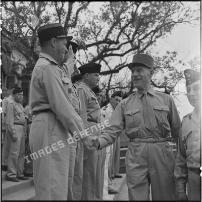 Le général Stehle serre la main d'un officier à l'occasion de la remise de décorations au GT (groupe de transport) 515.