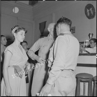 Le général Stehle, une jeune femme et un officer à une réunion des AET (Anciens enfants de troupe) à la maison des combattants.