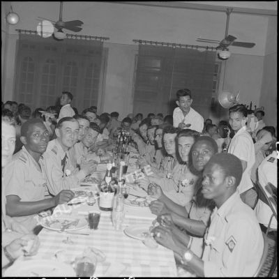 Repas de militaires lors d'une réunion des AET (Anciens enfants de troupe) à la maison des combattants.