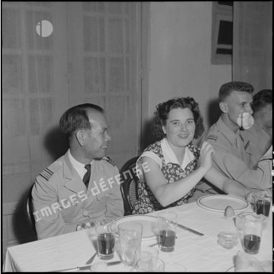 Des officiers et une femme à table lors d'une réunion des AET (Anciens enfants de troupe) à la maison des combattants.