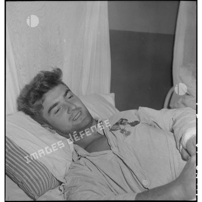Portrait d'un sergent de la 2e BEP (bataillon étranger parachutistes) d'Autriche sur un lit d'hôpital.