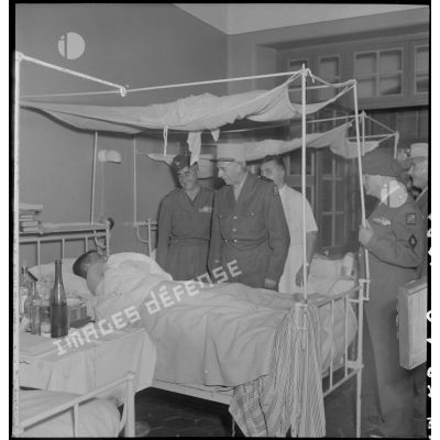 Le général de Linarès au chevet d'un lieutenant de la 3e CCT (compagnie de commandemant et de transmission) à l'hôpital Lanessan à Hanoï.
