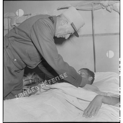 Un médecin lieutenant de la 3/13e DBLE (demi-brigade de Légion étrangère) est décoré par le général de Linarès à l'hôpital Lanessan à Hanoï.