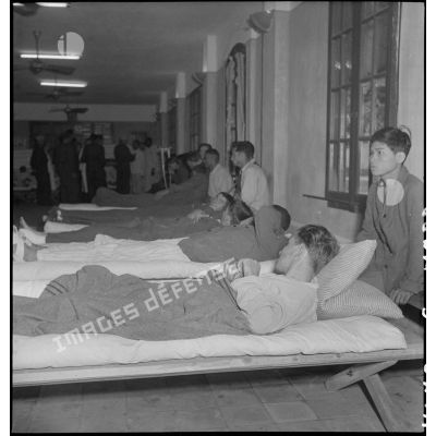 Soldats blessés soignés à l'hôpital Lanessan à Hanoï.