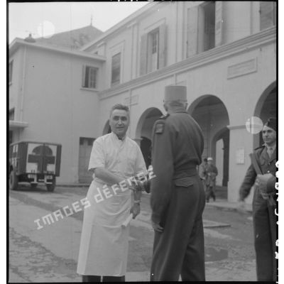 Le général de Linarès et un infirmier devant l'hôpital Lanessan à Hanoï.