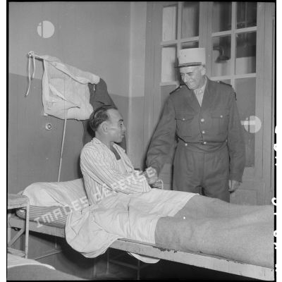A l'hôpital de Lanessan, un légionnaire 2e classe du I/5e REI (régiment étranger d’infanterie) serre la main du général de Linarès venu remettre des décorations aux soldats blessés.