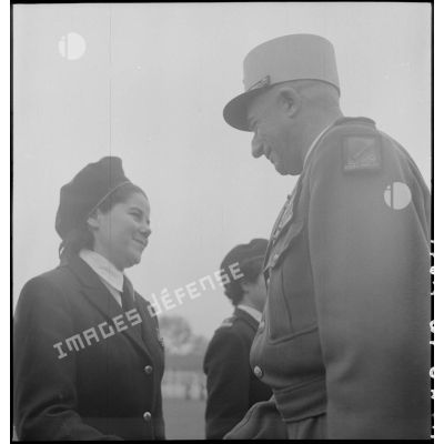 Le général de Linarès et une femme-militaire lors de la prise d'armes du PFAT (personnel féminin de l'armée de Terre) au stade Mangin.