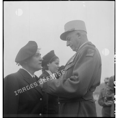 Le général de Linarès décore une ambulancière d'une antenne chirurgicale, lors de la prise d'armes du PFAT(personnel féminin de l'armée de Terre) au stade Mangin.