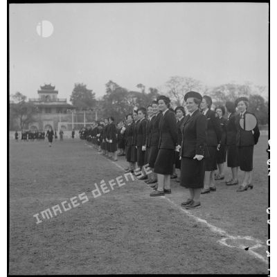 Femmes-militaires de la section état-major lors de la prise d'armes du personnel féminin de l'armée de Terre au stade Mangin.
