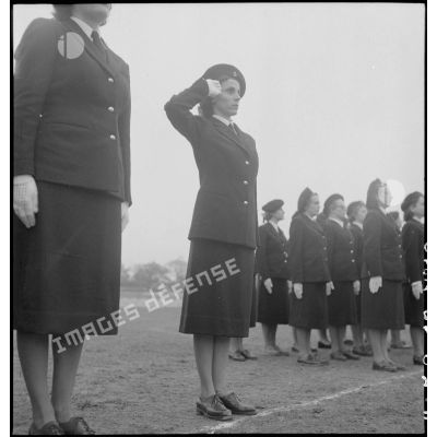 Chef de section du Service de santé lors de la prise d'armes du PFAT (personnel féminin de l'armée de Terre) au stade Mangin.