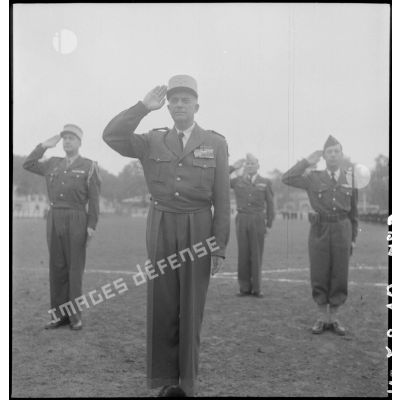 Le général de Linarès effectuant le salut militaire sur le stage Mangin lors de la prise d'armes du (PFAT) personnel féminin de l'armée de Terre.