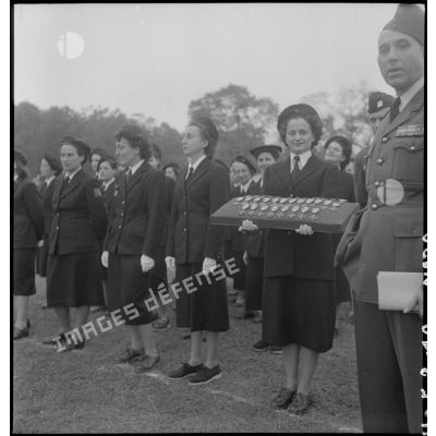 Les récipiendaires lors de la prise d'armes du personnel féminin de l'armée de Terre au stade Mangin.