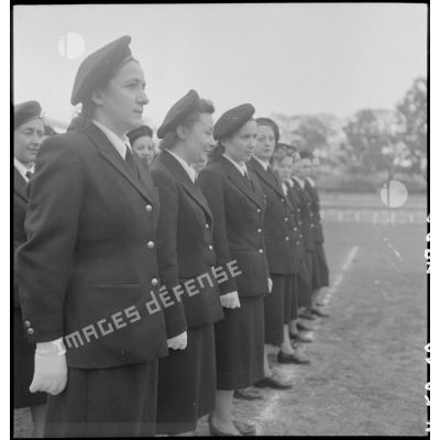 Personnel féminin du Service de santé de l'hôpital Lanessan lors de la prise d'armes du personnel féminin de l'armée de Terre au stade Mangin.