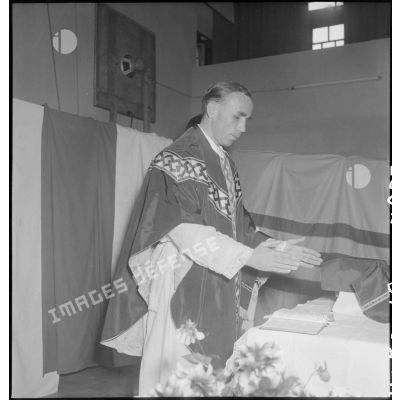 Lors de la prise d'armes du PFAT (personnel féminin de l'armée de Terre) au stade Mangin, le père Albert Stilhe officie lors de la messe.