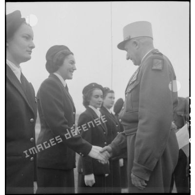 Le général de Linarès et un personnel féminin lors de la prise d'armes du PFAT (personnel féminin de l'armée de Terre) au stade Mangin.